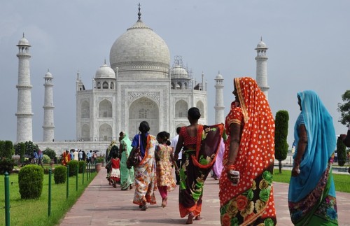 India Holi dal Triangolo d'oro al fiume Sacro in collaborazione con GIROVIAGGIANDO